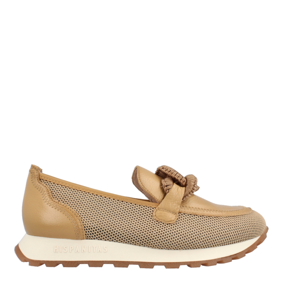 Mocasines de la marca Hispanitas, modelo Illa. Exterior de los mocasines en piel color camel con detalle en efecto rejilla y adorno de maxicadena de eslabones en el empeine. Interior de los mocasines en textil color camel. Mocasines Hispanitas con cuña de 2cm de altura. Estos mocasines Hispanitas Illa, son el complemento perfecto para tus looks de temporada, te darán estilo y comodidad sin duda!