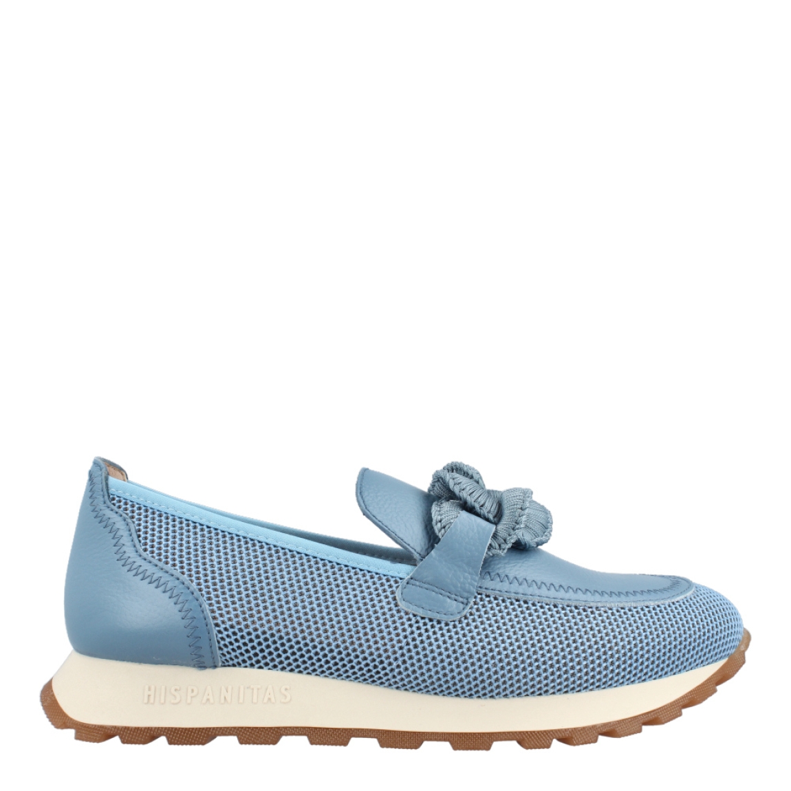 Mocasines de la marca Hispanita, modelo ILLA. Exterior de los mocasines en piel color azul con detalle en efecto rejilla y adorno de maxicadena de eslabones en el empeine. Interior de los mocasines en piel color camel. Mocasines Hispanitas con cuña de 2cm de altura. Estos mocasines Hispanitas Illa, son el complemento perfecte para tus looksde temporada, te darán estilo y comodidad sin duda!
