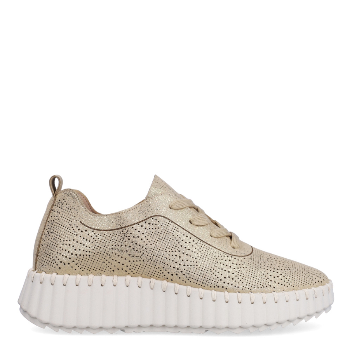 Deportivas transpirables de la marca Walk & Fly, modelo AH-96. Exterior en piel color oro con efecto troquelado. Cierre con cordones dorados y con plataforma de goma dentada y cuña de 3cm de altura. Estas deportivas Walk & Fly AH-96 tienen la comodidad que necesitas en tu día a día!