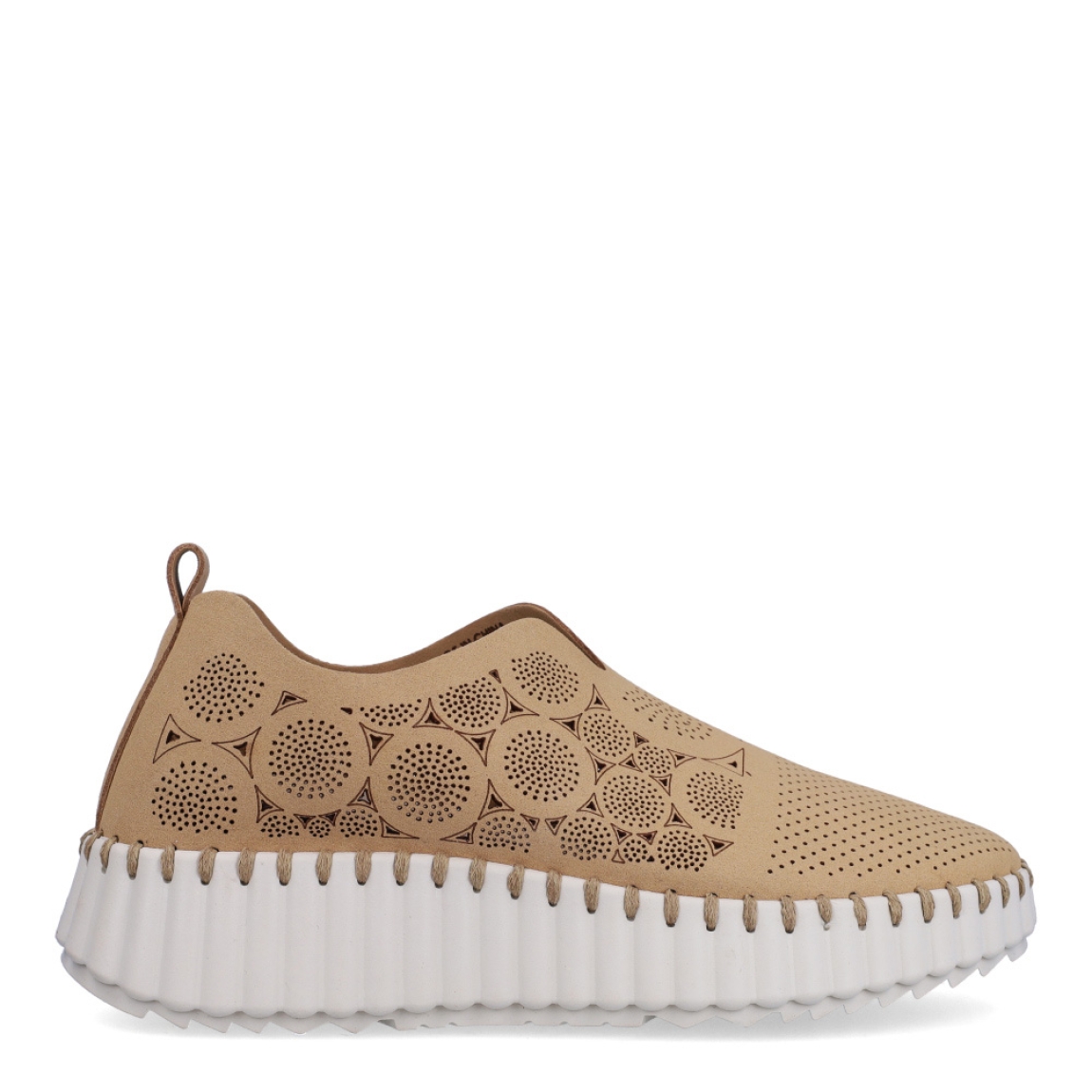 Deportivas transpirables de la marca Walk & Fly, modelo AH-99. Exterior en microfibra color camel con efecto troquelado. Cierre sin cordones con plataforma de goma dentada y cuña de 3cm de altura. Estas deportivas Walk & Fly AH-99 tienen la comodidad que necesitas en tu día a día!