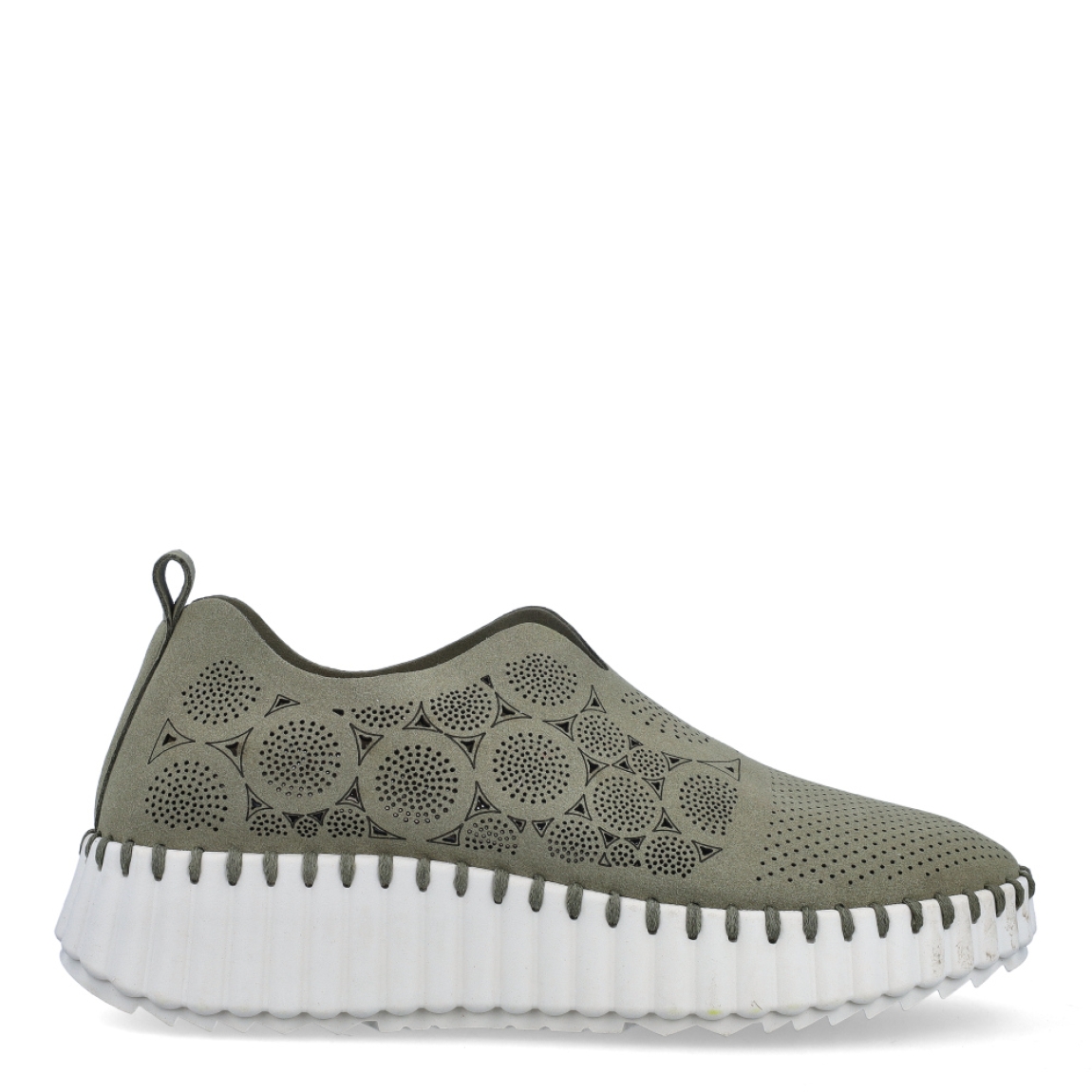 Deportivas transpirables de la marca Walk & Fly, modelo AH-99. Exterior en microfibra color verde militar con efecto troquelado. Cierre sin cordones con plataforma de goma dentada y cuña de 3cm de altura. Estas deportivas Walk & Fly AH-99 tienen la comodidad que necesitas en tu día a día!