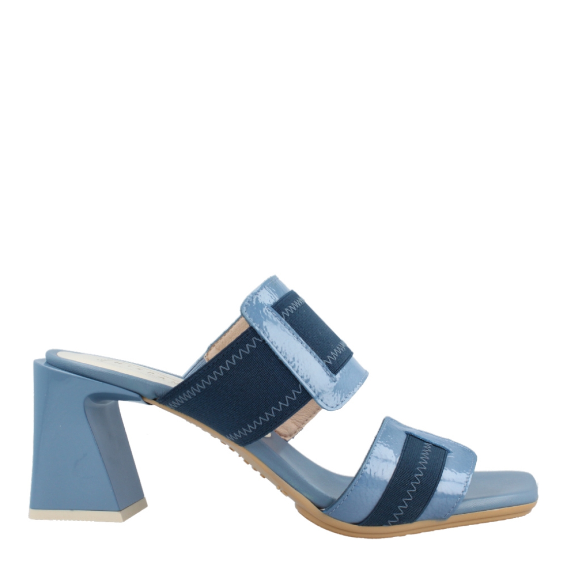 Sandalias de la marca Hispanitas, modelo IRENE. Exterior e interior de las sandalias en piel color azul. Sandalias con puntera plana y tacón de 6cm de altura. Cierre de las sandalias sin cordones. Estas sandalias Hispanitas Irene son un modelo con estilo y comodidad, ideal para tus looks!
