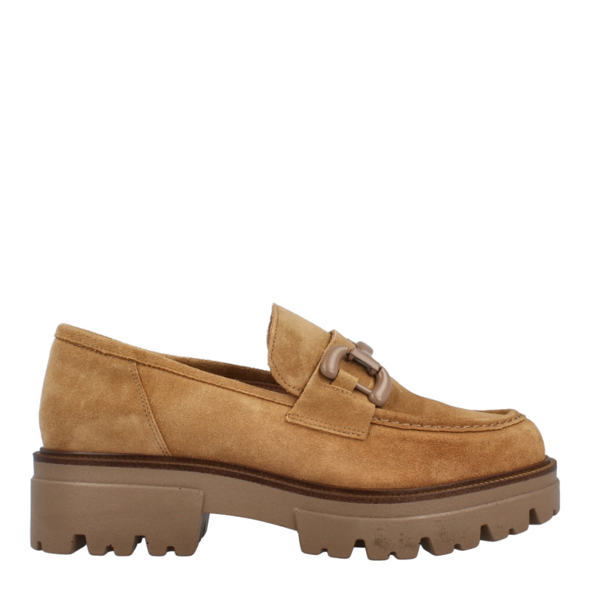 Mocasines de la marca Munné, modelo ZHAM. Exterior de los mocasines en ante color marrón con detalle de cadena en la pala. Interior de los mocasines en piel color marrón. Mocasines Munné con tacón de 3cm de altura. Estos mocasines Munné ZHAM tienen la comodidad y diseño que necesitas en tus looks del día a día.