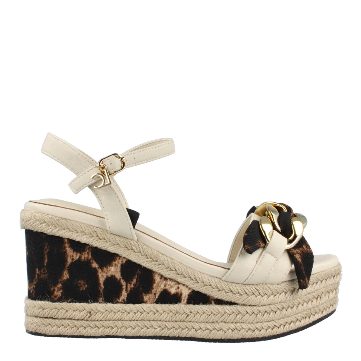 Sandalias de la marca Lola Casademunt, modelo PRINT. Exterior de las sandalias en piel con estampado animal print y detalle en cadena metálica color oro. Interior de las sandalias en piel color beig. Cierre de las sandalias con hebilla en el tobillo. Sandalias Lola Casademunt con cuña de 8cm de altura. Estas sandalias Lola Casademunt, modelo PRINT, tienen un diseño perfecto para la temporada. Además de que te dejará lucirlo con una comodidad máxima!