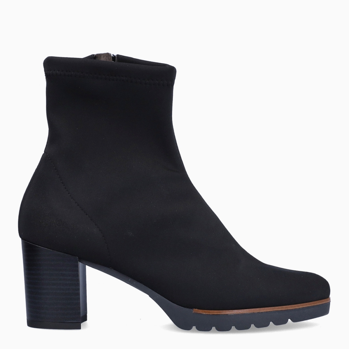 Botines de la marca Munné, modelo 085. Exterior en licra color negro con cierre de cremallera. Botines con tacón de 7cm de altura. Estos botines Munné 085 son unos clásicos, ideales para tu día a día con comodidad y estilo!