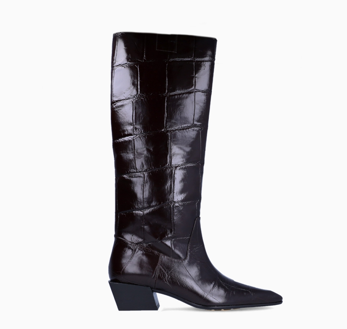 Botas de la marca Ras, modelo COCO. Exterior en charol color marrón con efecto cocodrilo con punta lápiz. Interior en piel marrón. Botas con tacón de 4cm de altura. Estas botas Ras COCO son un complemento perfecto para añadir estilo y personalidad a tus looks!