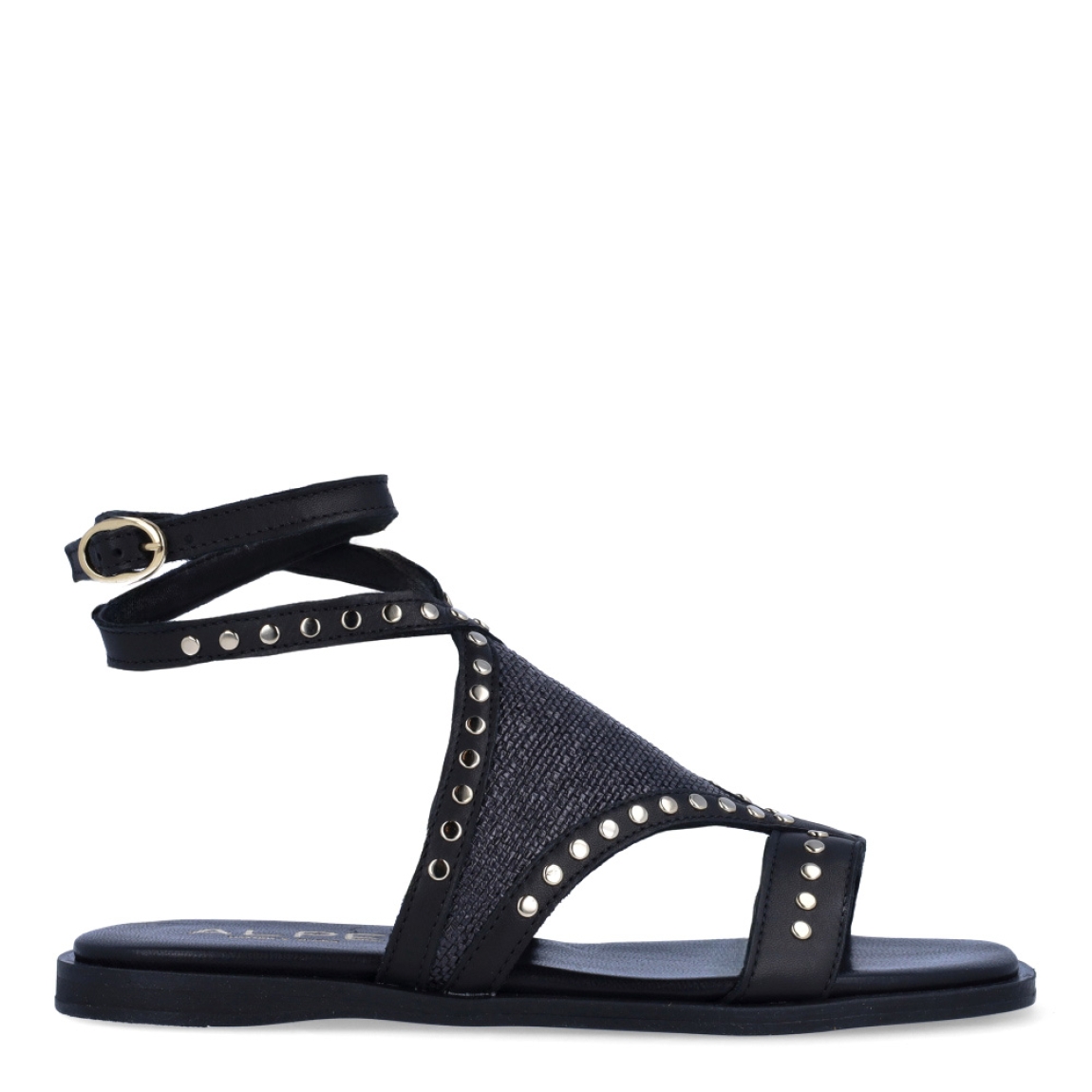 Sandalias de la marca Alpe, modelo XIME. Exterior en piel color negro con detalle de tachuelas doradas en pala. Interior en piel color negro. Cierre con hebilla. Sandalias Alpe con suela antideslizante y puntera cuadrada. Modelo XIME ideal para esta temporada!