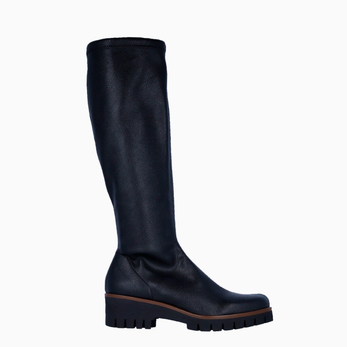 Botas de la marca Munné, modelo LORNA. Exterior en piel color negro con cierre de cremallera. Interior en piel color negro con plantilla extraíble para máxima comodidad. Suela dentada con cuña de 4cm. Estas botas Munné LORNA son unas clásicas, ideales para esta temporada!