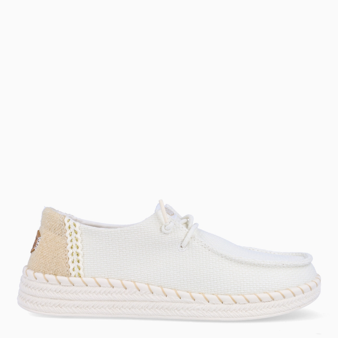 Náuticos transpirables de la marca Hey Dude, modelo WENDY. Exterior de los náuticos en textil color blanco. Interior en textil color blanco. Cierre de los náuticos Hey Dude con cordón elástico blanco. Naúticos con suela de goma con 3cm de cuña. Estos náuticos Hey Dude WENDY son el complemento clásico que necesitas esta temporada. No te puede faltar en tu armario.