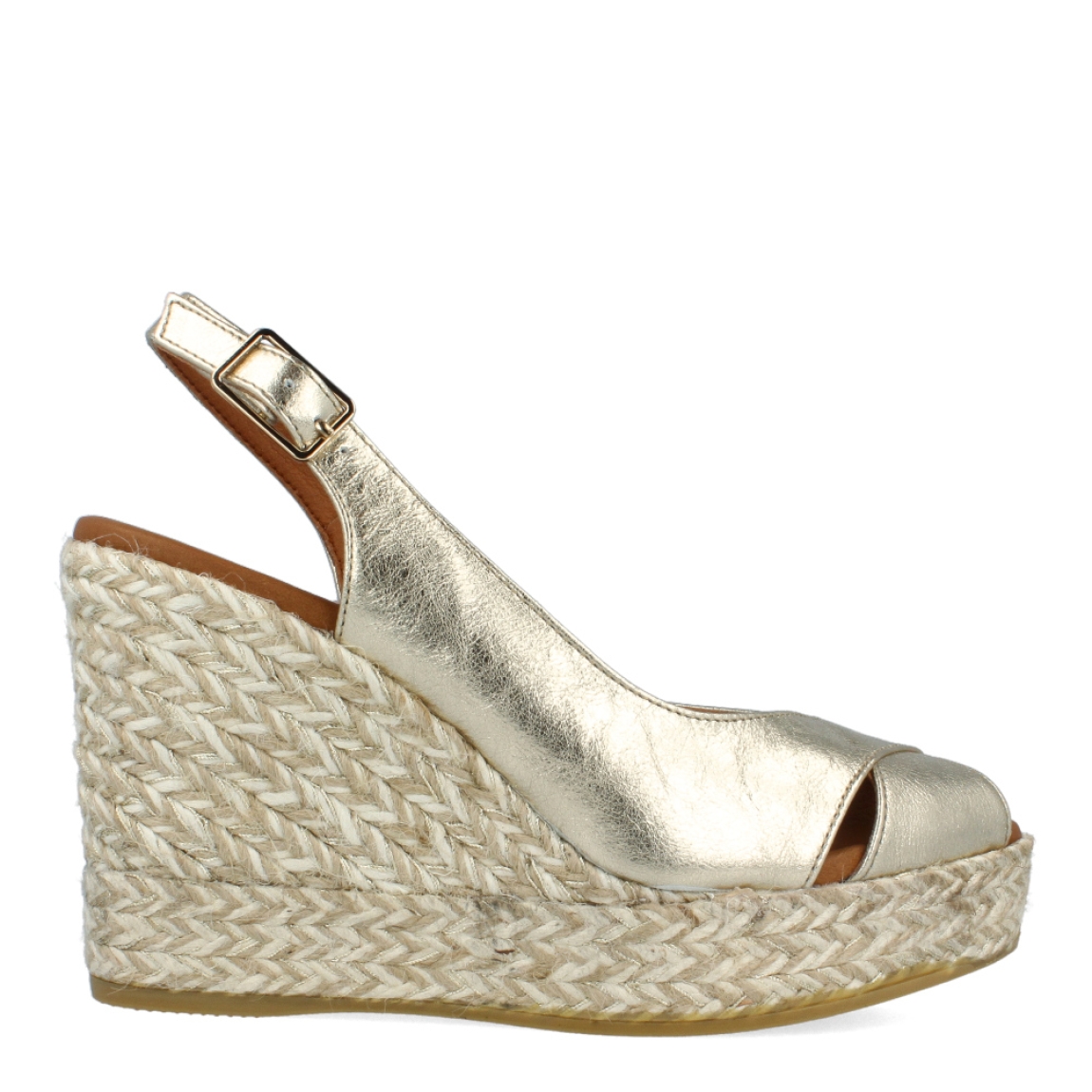 Alpargatas de la marca Viguera, modelo FROA. Exterior de las alpargatas en piel color platino con pala cruzada. Interior de las alpargatas en piel color camel. Cierre con hebilla y cuña de 10cm de altura. Estas alpargatas Viguera FROA son una tendencia de temporada, podrás crear diferentes estilos y sentir la máxima comodidad.