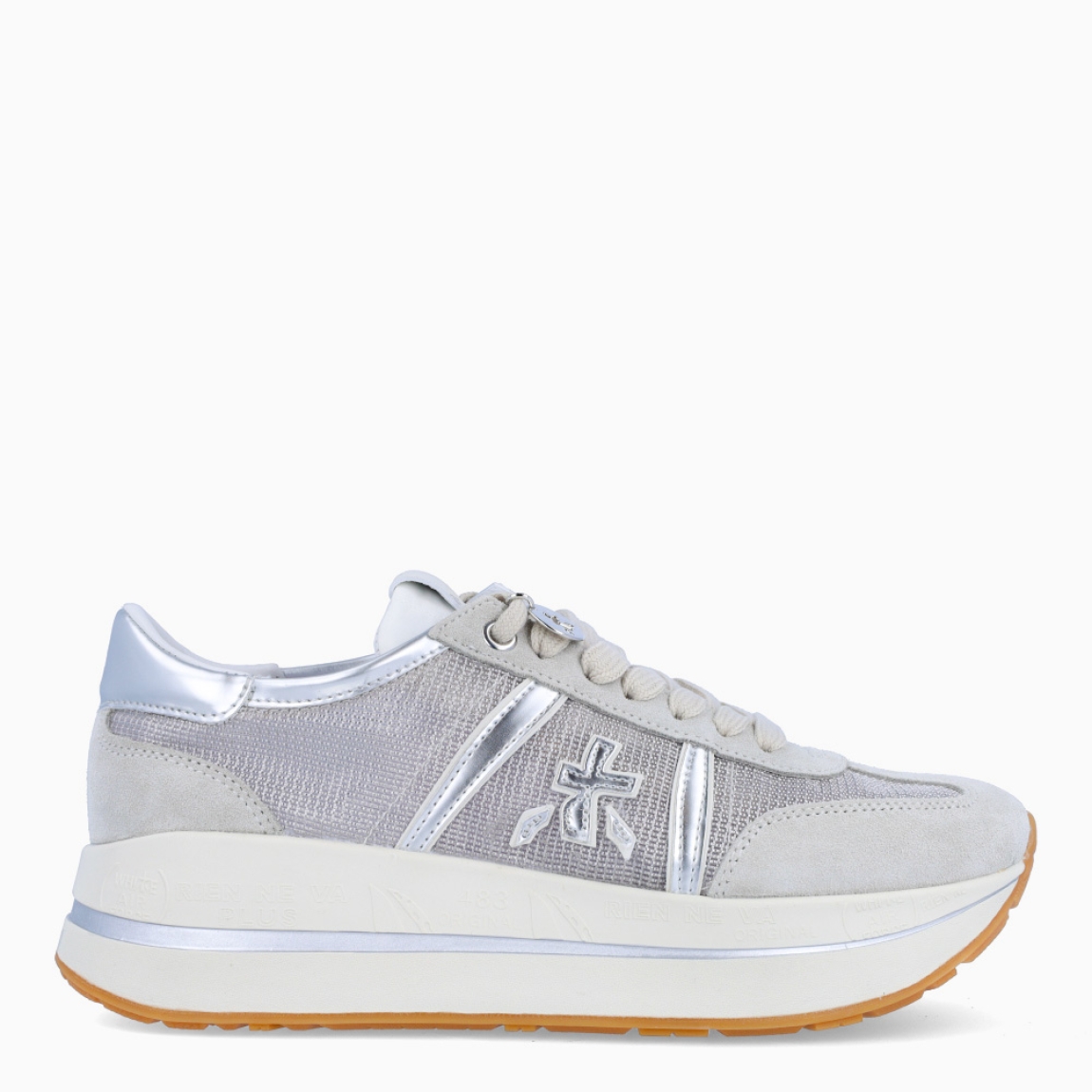 Deportiva de la marca Premiata, modelo Bethcoin. Exterior de la deportiva en rejilla color plata con detalles en ante. Interior de la deportiva de piel de color blanco. Cierre de la deportiva con cordones. Suela de la deportiva de goma con 3cm de plataforma. Deportiva con plantilla extraíble acolchada para garantizar la máxima comodidad a cada paso. La deportiva Bethcoin de Premiata es la evolución de los modelos Conny y Beth, fusionados en una nueva versión ideal para marcar estilo.