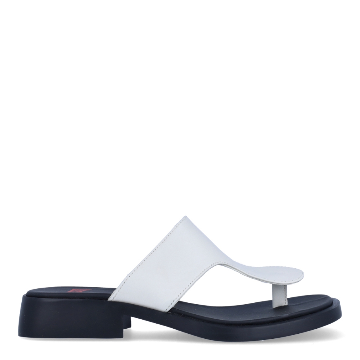 Sandalias de la marca Camper, modelo K20. Exterior en piel color blanco. Interior en piel color negro con detalle de estampado del logo en rojo. Sandalias con suela de goma con una cuña de 3cm de altura. Estas sandalias Camper K20 son unas clásicas, perfectas para esta temporada!