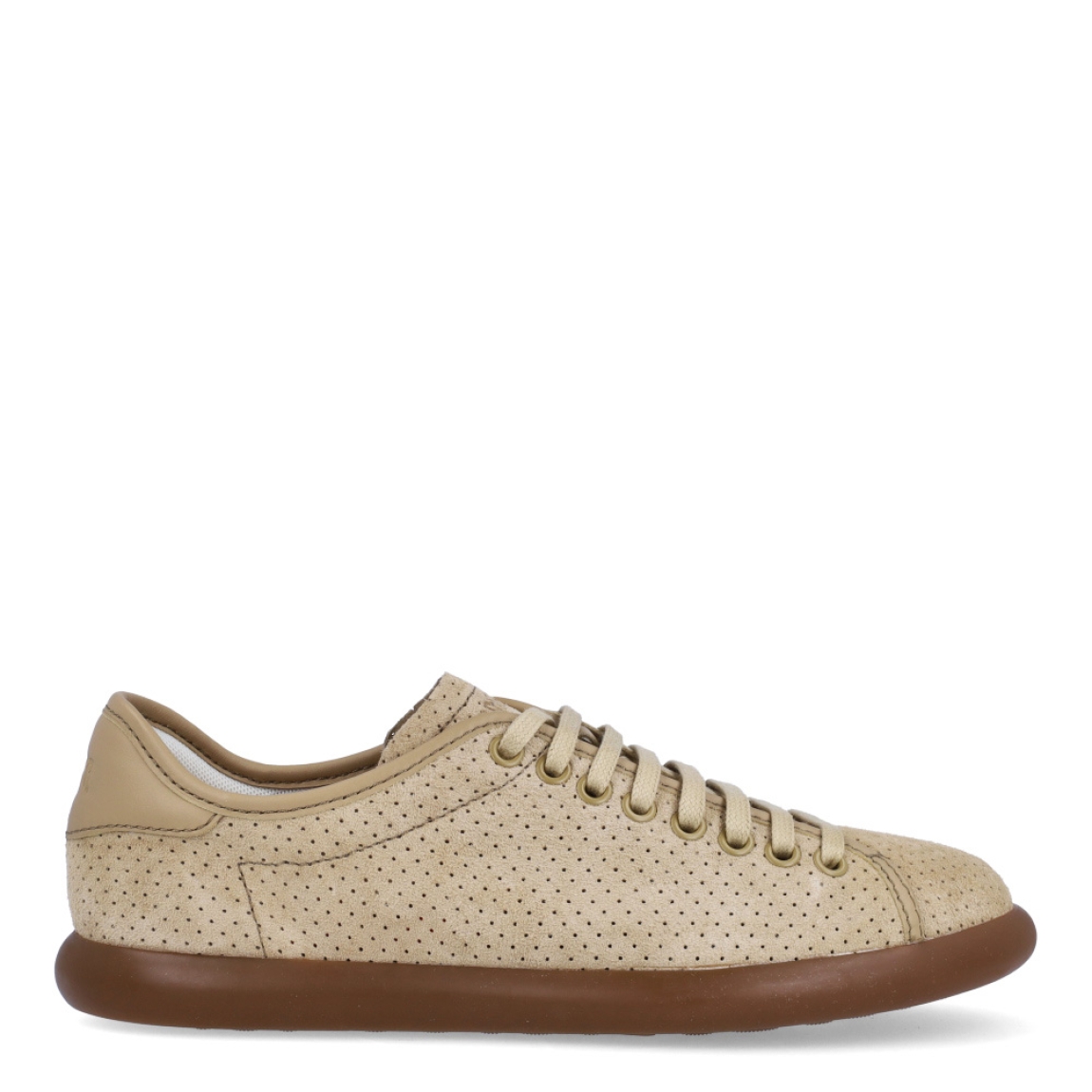Deportivas de la marca Camper, modelo K201. Exterior en piel troquelada color camel. Cierre con cordones. Suela de goma plana color camel. Estas deportivas Camper K201 son un complemento ideal para disfrutar de la comodidad al caminar.