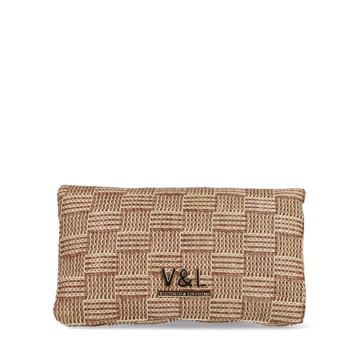 Bolso de la marca Victorio & Lucchino, modelo CAMIL. Elaborado en rafia trenzada color camel con logo en parte frontal. Interior en textil color beig. Cierre de bolso con imán. Bolso pequeño de mano con una asa de mano y extraíble y ajustable para máxima comodidad. Medidas: alto 15cm y ancho 25cm. Este bolso Vitorio & Lucchino CAMIL es ideal para esta temporada!