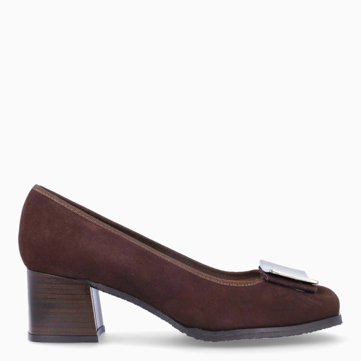 Salones de la marca Munne, modelo ALTEA. Exterior en ante color marron oscuro con adorno metal en la pala. Interior en piel color nude. Suela con tacon de 4cm de altura. Estos salones Munne ALTEA son unos clasicos, ideales para elevar tus looks!