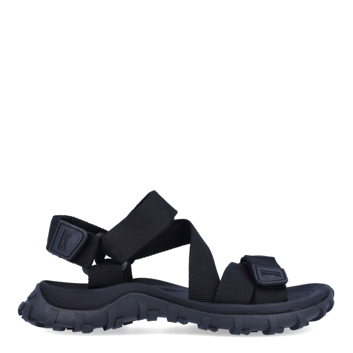 Sandalias de hombre de la marca Camper, modelo DHAR. Elaborada en naylon color negro con tiras cruzadas en pala y con plantillas recicladas OrthoLite y suelas de EVA XL EXTRALIGHT. Cierre con velcro. Con un diseño fresco para el día a día, DHAR combina versatilidad con detalles contemporáneos.