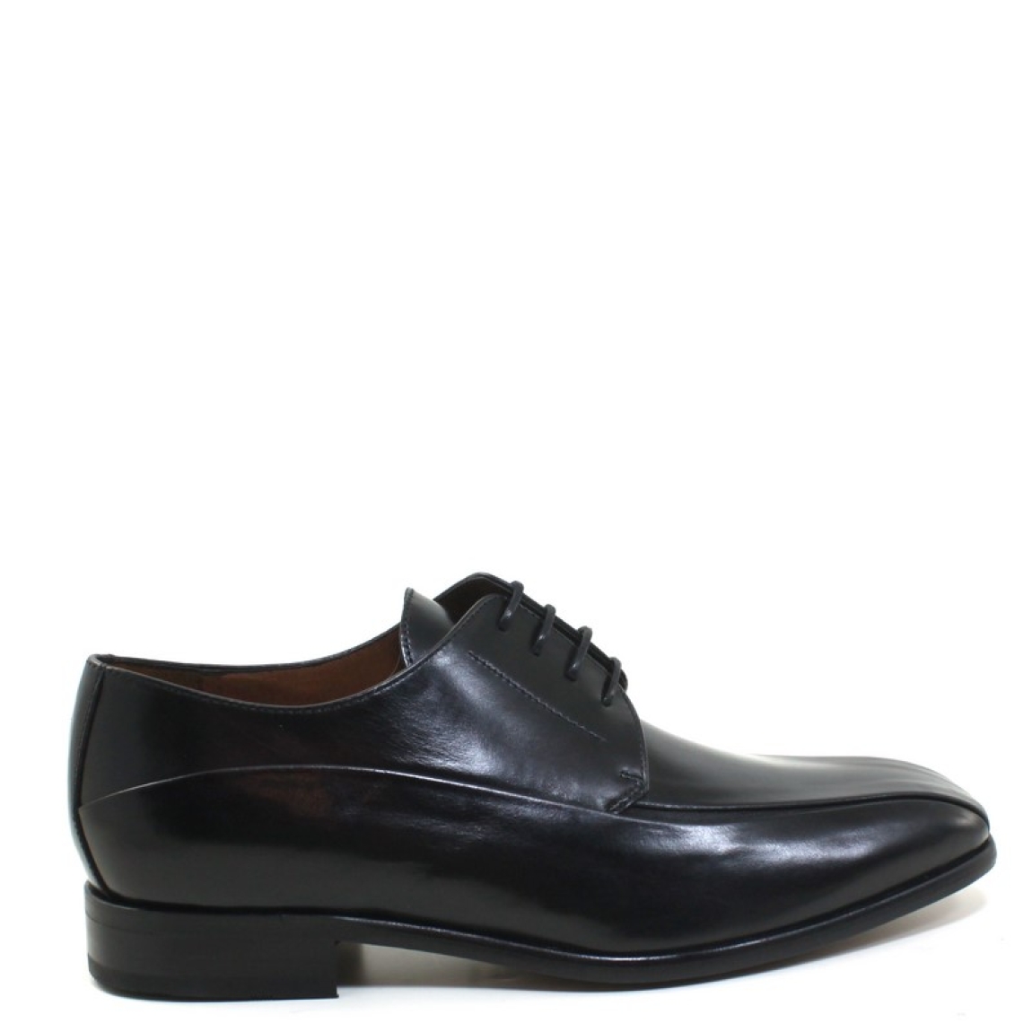 Blucher de la marca Sergio Serrano modelo 9510. Exterior de piel de color negro con cierre de cordones al tono. Suela de goma.