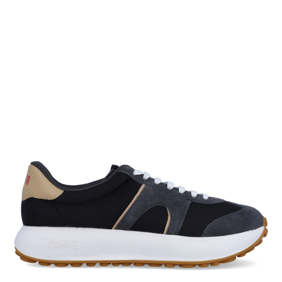 Deportivas clásicas de la marca Camper, modelo K60. Exterior en naylon color negro con detalles en gris. Cierre con cordones blancos. Suela de goma plana color negro y rojo. Estas deportivas Camper K60 son un complemento ideal para disfrutar de la comodidad al caminar.