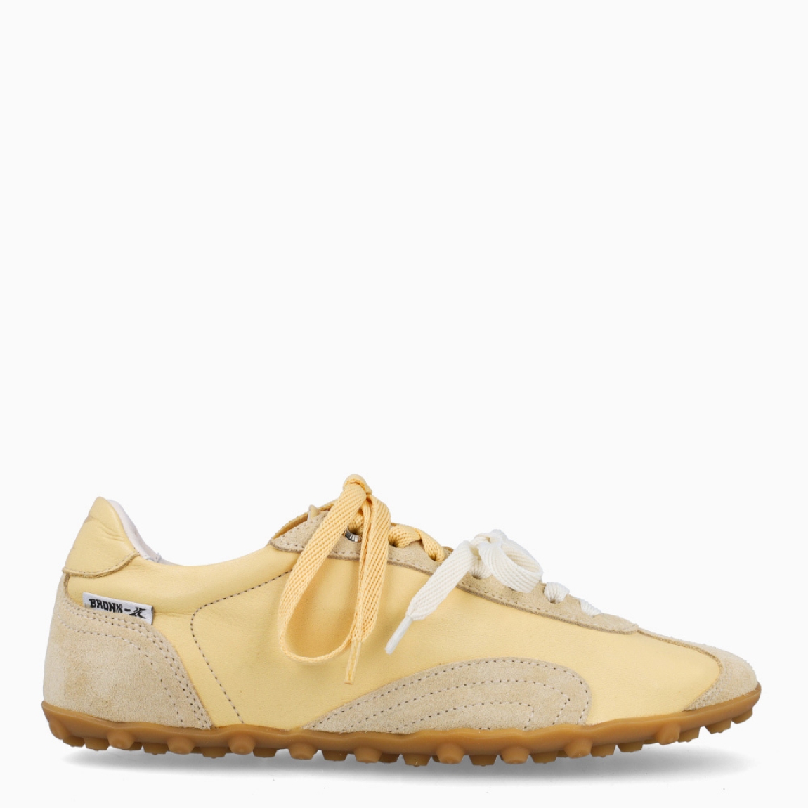 Deportivas de la marca Bronx, modelo GABBO. Exterior en naylon color amarillo. Interior en piel color blanco. Cierre cordones en dos colores, blanco y amarillo. Suela dentada plana de goma. Estas deportivas Bronx GABBO son una tendencia que no te puede faltar.