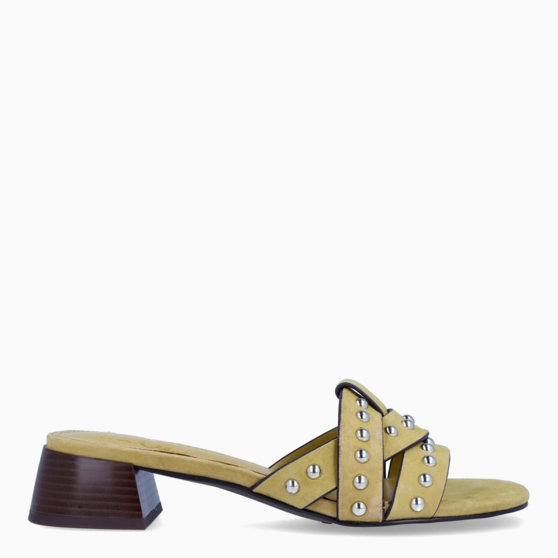 Sandalias de la marca Itse, modelo NOAH. Sandalias elaboradas en ante color kaki con tiras cruzadas en pala con detalles de tachuelas plateadas. Interior de sandalias en piel color kaki. Sandalias destalonadas con tacón de 4cm de altura. Sandas Itse NOAH, complemento ideal de temporda!