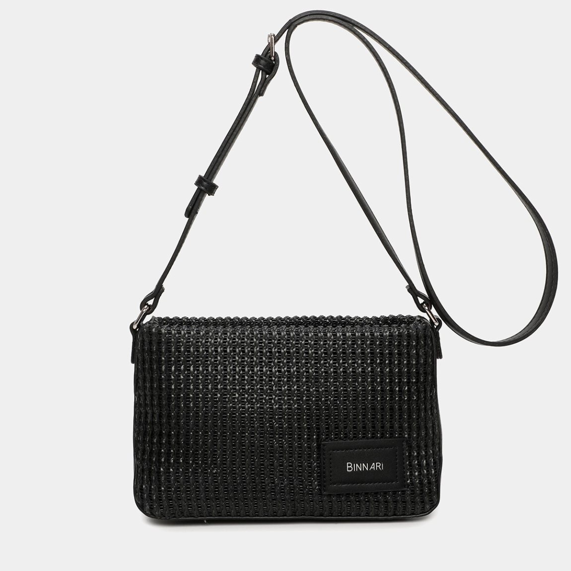 Bolso de la marca Binnari, modelo LARA. Exterior del bolso en piel trenzada color negro con detalle del nombre de la marca en la parte frontal. Interior del bolso en tela color negro con bolsillo. Cierre del bolso Binnari con cremallera. Bolso con asa ajustable para mayor comodidad. Medidad: alto 16cm y ancho 26cm. Este bolso Binnari LARA es un complemento clásico de temporada, tiene el diseño y espacio perfecto para llevarlo en tu día a día.