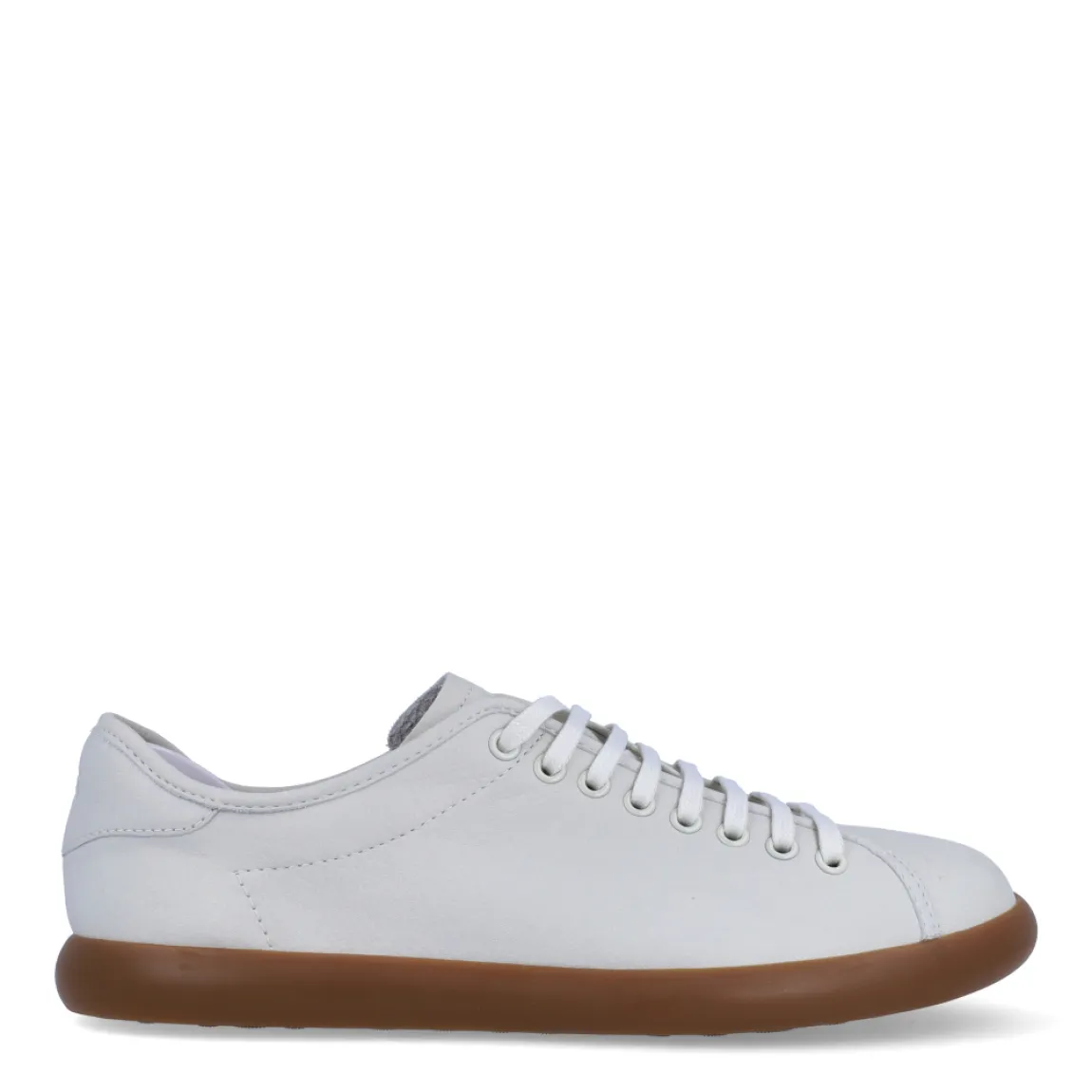 Deportivas de la marca Camper, modelo K100. Exterior en piel color blanco. Cierre con cordones. Suela de goma plana color camel. Estas deportivas Camper K100 son un complemento ideal para disfrutar de la comodidad al caminar.