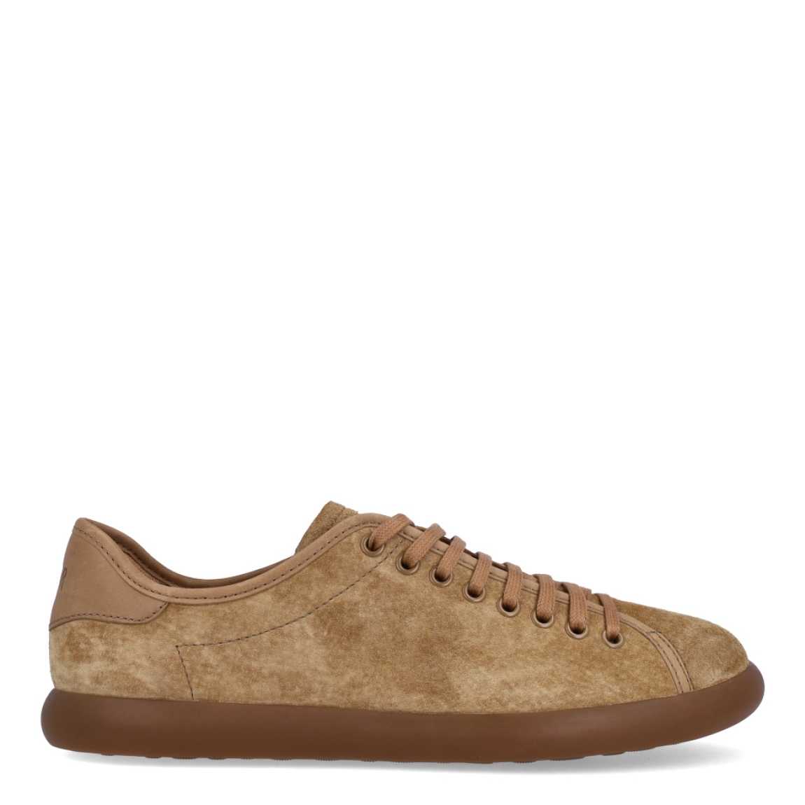 Deportivas de la marca Camper, modelo K100. Exterior en ante color camel. Cierre con cordones. Suela de goma plana color camel. Estas deportivas Camper K100 son un complemento ideal para disfrutar de la comodidad al caminar.