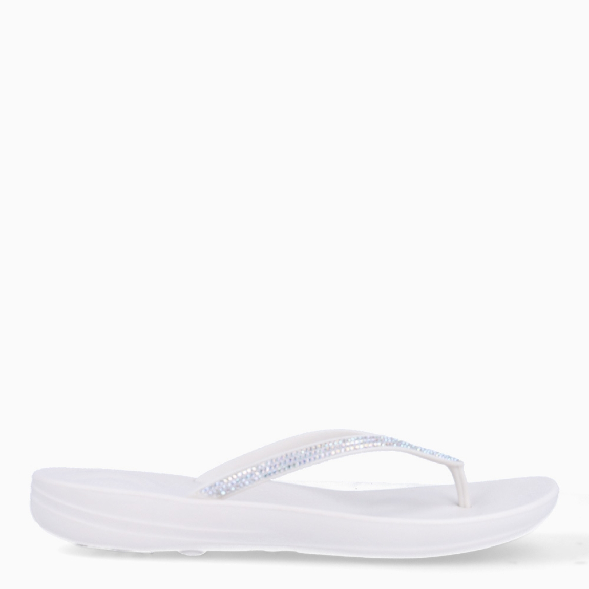 Sandalias de la marca Fitflop, modelo IQUSHION. Exterior elaborado en neopreno color blanco con brillantes en pala. Interior en piel color blanco. Suela plana de goma. Estas sandalias Fitflop IQUSHION son ideales para esta temporada!