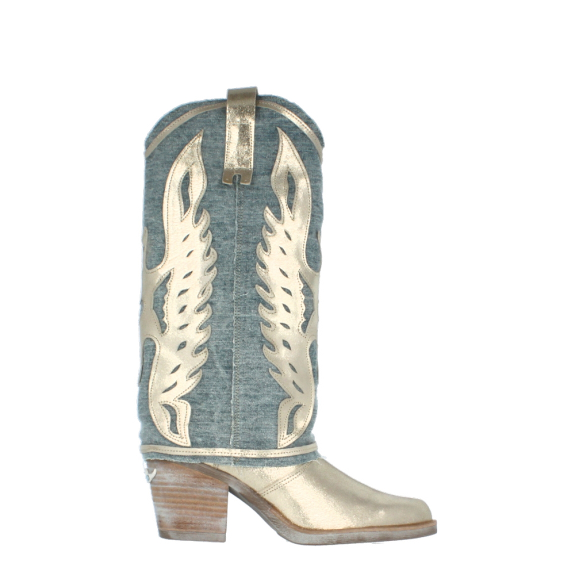 Botas de la marca Nemonic, modelo AMERIC-BO. Exterior de las botas Nemonic en piel dorada escarchada y tejano con detalles en piel de ante dorada escarchada. Cierre de las botas con cremallera crema. Botas con tacón de 7cm de altura estilo cowboy con cepillado efecto envejecido. Interior de las botas Nemonic piel color camel. Plantilla acolchada para máxima comodidad. Botas Nemonic America-Bo son la tendencia de ahora, te ayudarán a marcar un estilo que se diferencia de los demás y te arme outfits únicos.