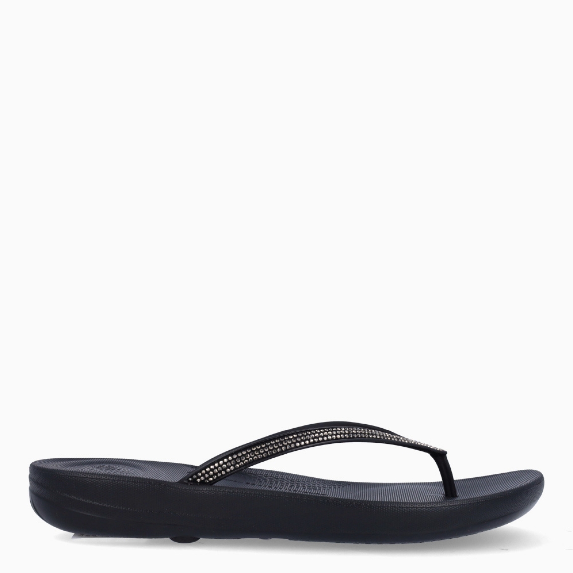 Sandalias de la marca Fitflop, modelo IQUSHION. Exterior elaborado en neopreno color negro con brillantes en pala. Interior en piel color negro. Suela plana de goma. Estas sandalias Fitflop IQUSHION son ideales para esta temporada!