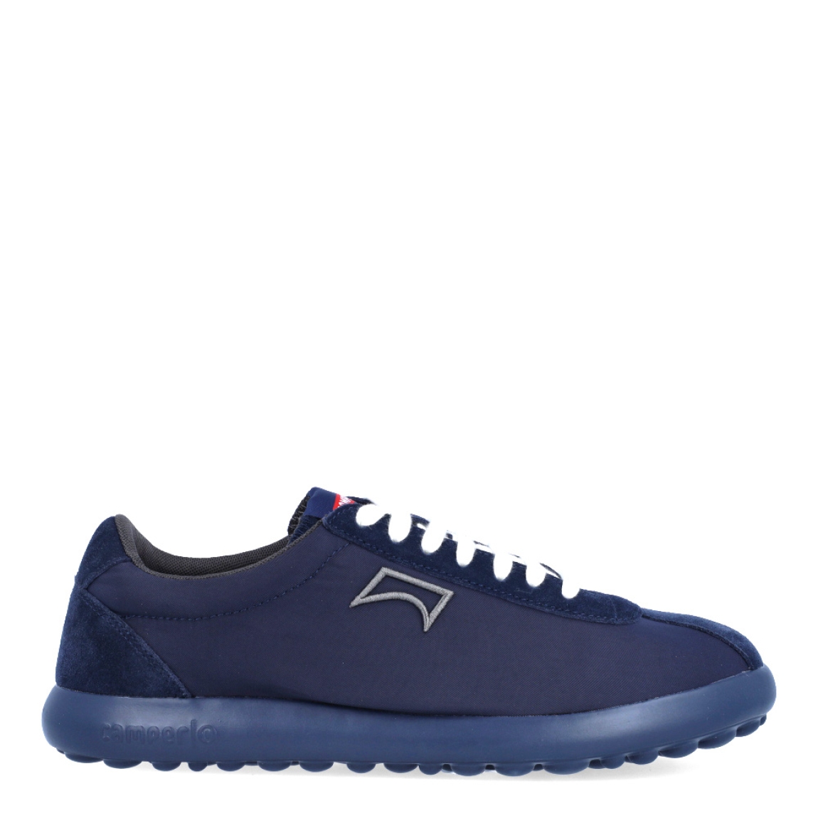 Deportivas clásicas de la marca Camper, modelo K101. Exterior en naylon color azul. Cierre con cordones blancos. Suela de goma plana color negro. Estas deportivas Camper K101 son un complemento ideal para disfrutar de la comodidad al caminar.