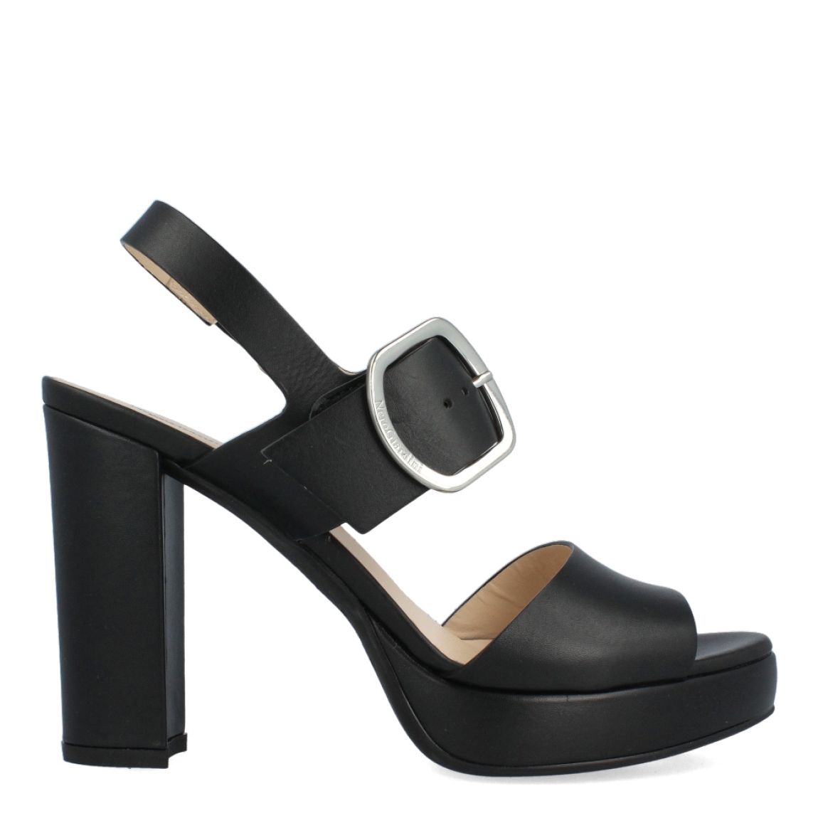 Sandalias de la marca Nerogiardini, modelo BLAZ. Exterior de las sandalias en piel color negro. Interior de las sandalias en piel color nude. Cierre de las sandalias Nerogiardini con hebilla metálica. Sandalias con tacón de 9cm de altura. Estas sandalias Nerogiardini BLAZ tiene una composición perfecta de tiras de piel y suelo de caucho, que brindan una comodidad y te ayudan a ganar altura con los pies en la tierra. No puede faltar en tu armario.
