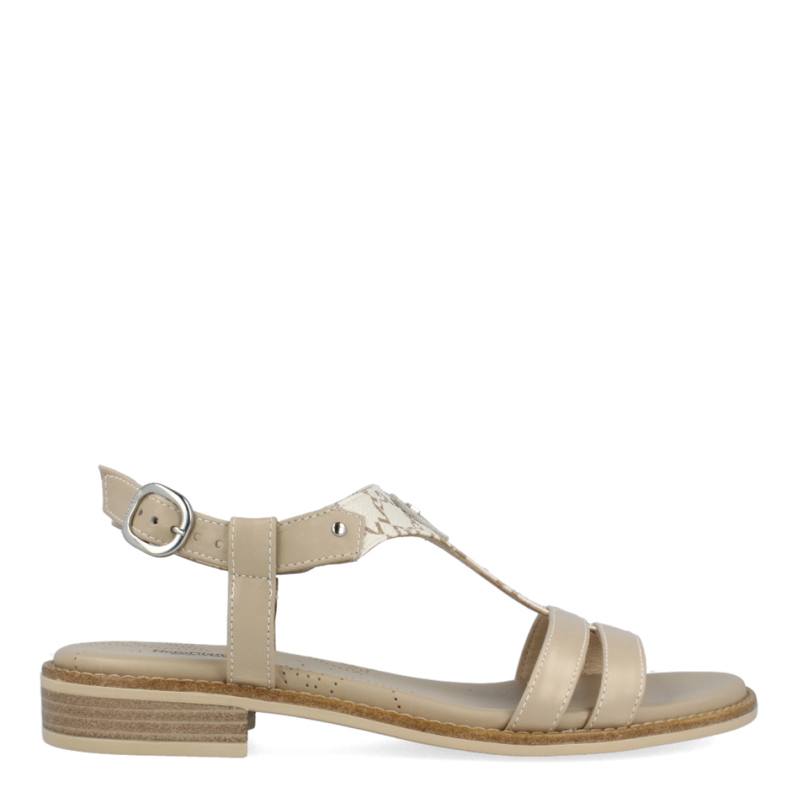 Sandalias de la marca Nerogiardini, modelo E39. Exterior de las sandalias en piel color beig con detalle de estampado de la marca y tiras en la pala. Interior de las sandalias en piel color beig. Cierre de las sandalias Nerogiardini con hebilla en el tobillo y un tacón de 2cm de altura. Estas sandalias Nerogiardini E39 son un complemento clásico para el día a día de esta temporada.