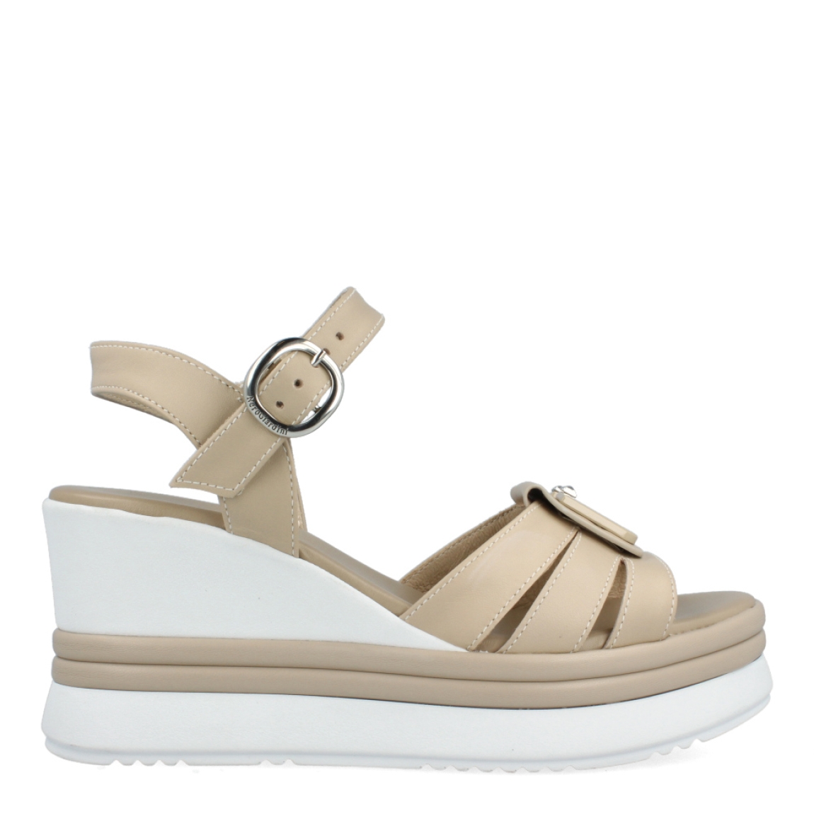Sandalias de la marca Nerogiardini, modelo TREYA. Exterior de las sandallias en piel color beig con detalle del logo de la marca en metálico en la pala. Interior de las sandalias en piel color beig. Cierre de las sandalias Nerogiardini con hebilla en el tobillo y cuña de 7cm de altura. Estas sandalias Nerogiardini TREYA, son el complemento perfecto que necestas para esta temporada.