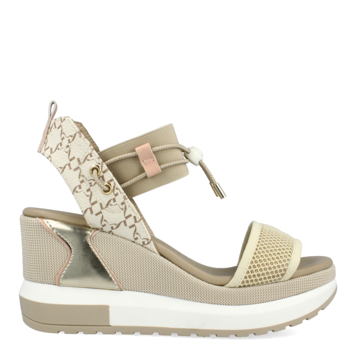 Sandalias de la marca Nerogiardini, modelo E41. Exterior de las sandalias en textil color beig con detalle de rejilla en la pala. Interior de las sandalias en piel color beig. Cierre de las sandalias Nerogiardini con cordón elástico color beig y rosa. Sandalias con cuña de 6cm de altura. Estas sandalias Nerogiardini E41 tienen la comodidad y ligereza que te permitirá lucirlas todo los días durante esta temporada. No te puede faltar en el armario.
