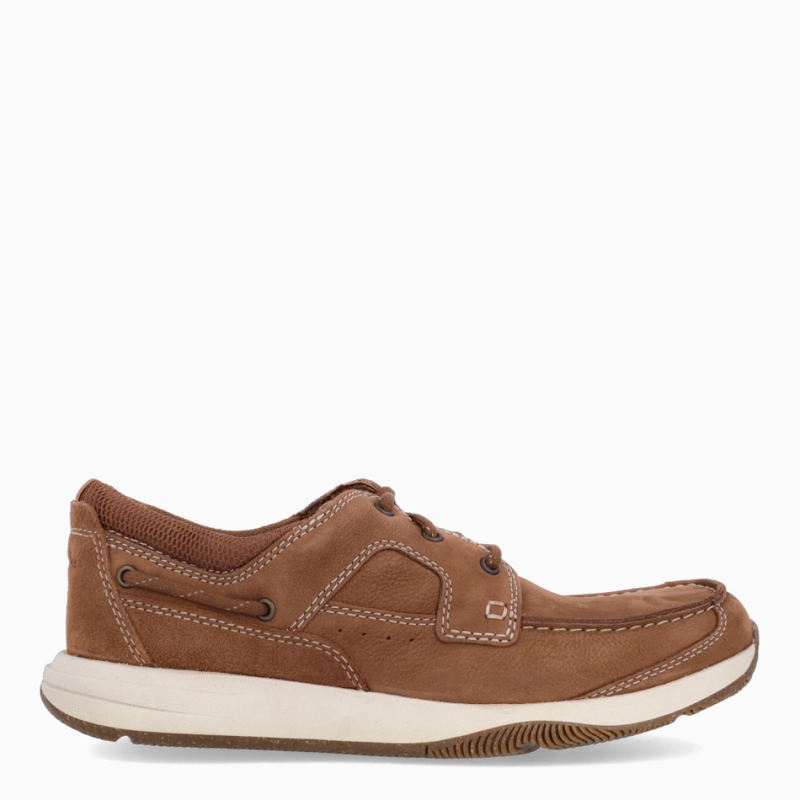 Naúticos de la marca Clarks, modelo SAILVIEW LACE. Exterior en nobuc color cuero.Naúticos clásicos con cierre de cordones en pala a tono. Suela de goma plana. Estos naúticos Clarks SAILVIEW LACE son un complemento ideal para tu día a día!