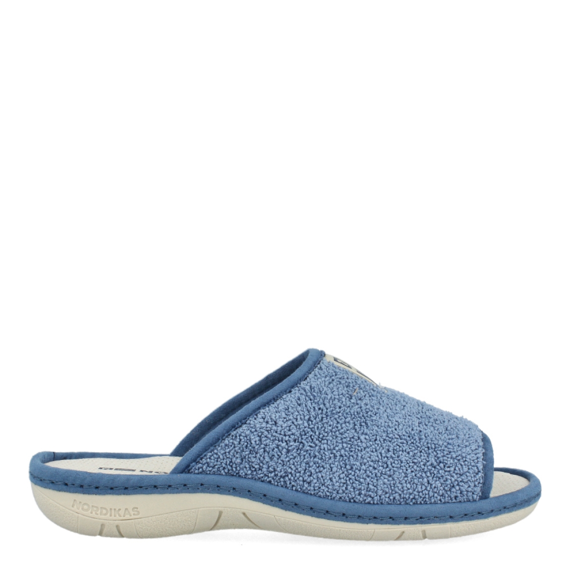 Zapatillas de la marca Nordikas, modelo BOREAL. Exterior de las zapatillas en toalla color azul. Interior de las zapatillas en piel troquelada color blanco. Suela de las zapatillas plana y de goma. Estas zapatillas Nordkias BOREAL te harán disfrutar del comfort de estar en casa, gracias a su tejido y fabricación que brindán comodidad y ligereza.