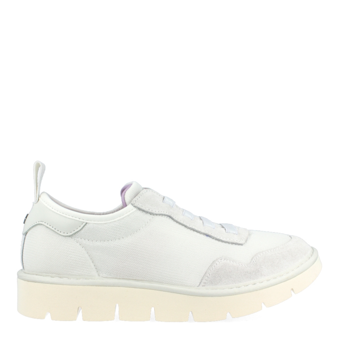 Deportivas de la marca Panchic, modelo Belam. Exterior de las deportivas en textil de color blanco. Interior de las deportivas en textil de color lila. Cierre de las deportivas Panchic con cordones elásticos blancos. Plantilla acolchada y extraíble para máxima comodidad. Puntera de las deportivas de ante. Cuña de las deportivas Panchic de 3cm de altura. Estas deportivas Panchic Belam, son un complemento indispensable y clásico en tu armario.