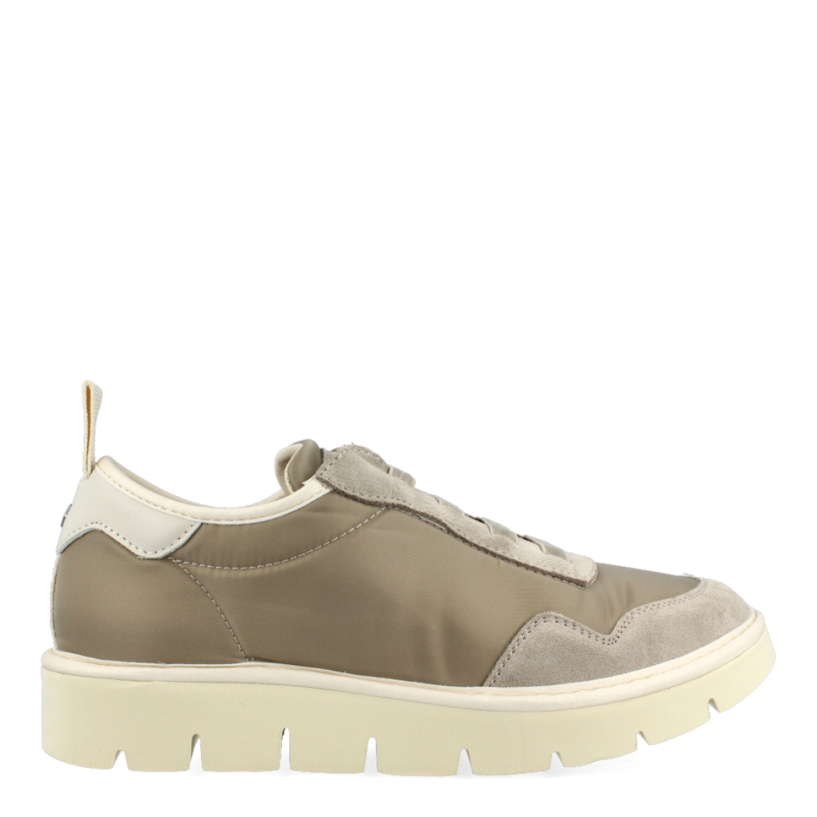 Deportivas de la marca Panchic, modelo Belam. Exterior de las deportivas en textil de color taupe. Interior de las deportivas en textil de color beig. Cierre de las deportivas Panchic con cordones elácticos color taupe. Plantilla acolchada y extraíble para máxima comodidad. Puntera de las deportivas de ante. Cuña de las deportivas Panchic de 3cm de altura. Estas deportivas Panchic Belam, son un complementio indispensable y clásico en tu armario.