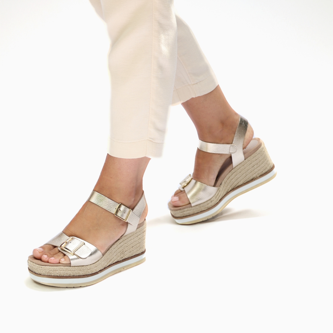 Sandalias de la marca Itse, modelo AZUCENA. Exterior de las sandalias en piel color platino. Interior de las sandalias en ante color camel. Cierre de las sandalias Itse con doble hebilla, en la pala y el tobillo. Sandalias con cuña de 7cm de altura con detalle de rafia trenzada. Estas sandalias Itse AZUCENA, son unas clásicas para esta temporada, podrás lucirlas con estilo y la máxima comodidad posible.
