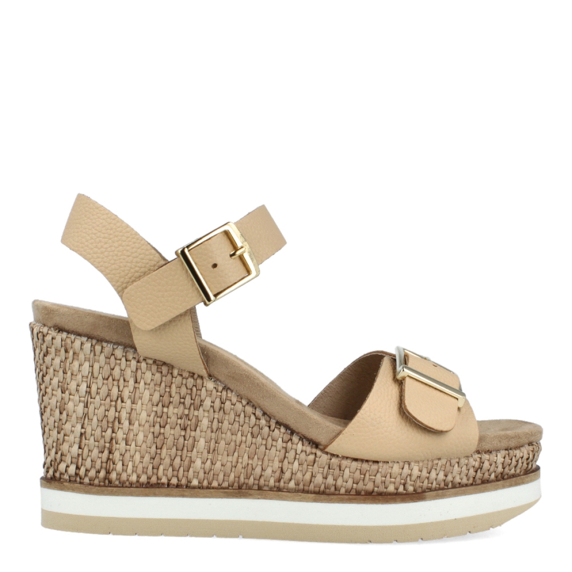Sandalias de la marca Itse, modelo AZUCENA. Exterior de las sandalias en piel colro taupe. Interior de las sandalias en ante color camel.Cierre de las sandalias Itse con doble hebilla, en la pala y el tobillo. Sandalias con cuña de 7cm de altura con detalle de rafia trenzada. Estas sandalias Itse AZUCENAS son unas clásicas para esta temporada, podrás lucirlas con estilo y la máxima comodidad posible.