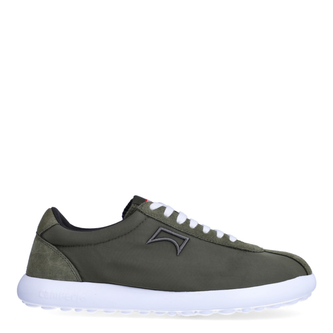 Deportivas clásicas de la marca Camper, modelo K101. Exterior en naylon color verde Cierre con cordones blancos. Suela de goma plana color negro. Estas deportivas Camper K101 son un complemento ideal para disfrutar de la comodidad al caminar.