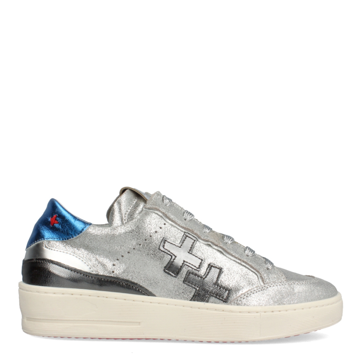 Deportivas de la marca GIO+, modelo VITTO. Exterior en piel troquelada color plata con detalle en azul eléctrico en la parte del talón. Interior de las deportivas en piel color blanco con plantilla acolchada y extraíble para máxima comodidad. Cierre de las deportivas con cordones y plataforma de 3cm de altura. Estas deportivas GIO+ VITTO tienen un estilo tendencia en esta temporada. No puede faltar en tu armario!