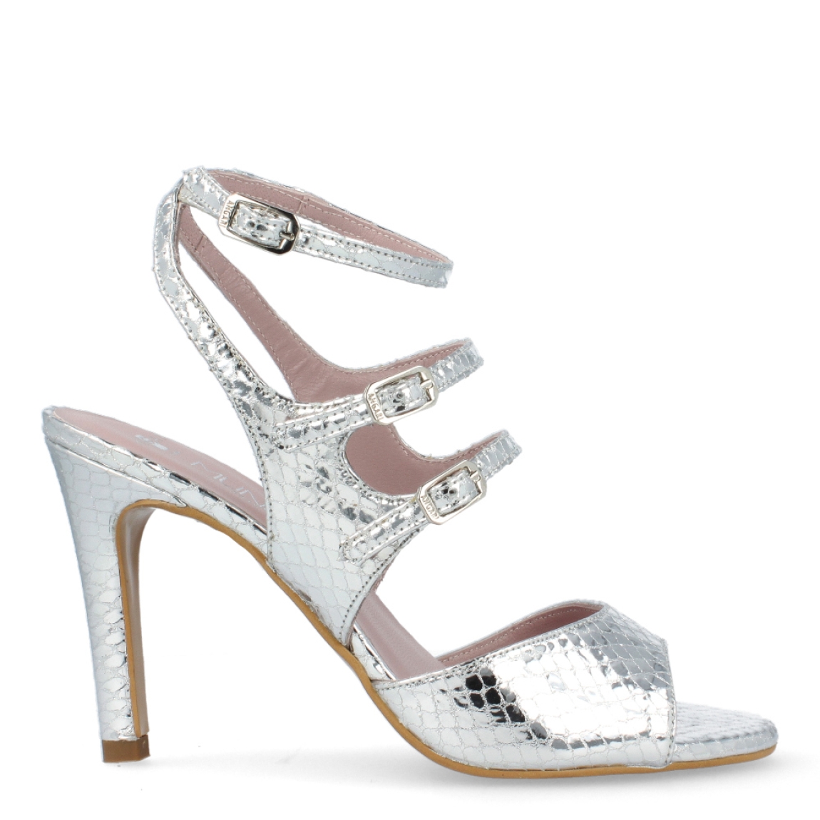 Sandalias de la marca Munné modelo 44420. Exterior de piel de color plata gravadas tipo serpiente, con cierre de hebillas laterales. Tacón de 10cm y suela de goma.