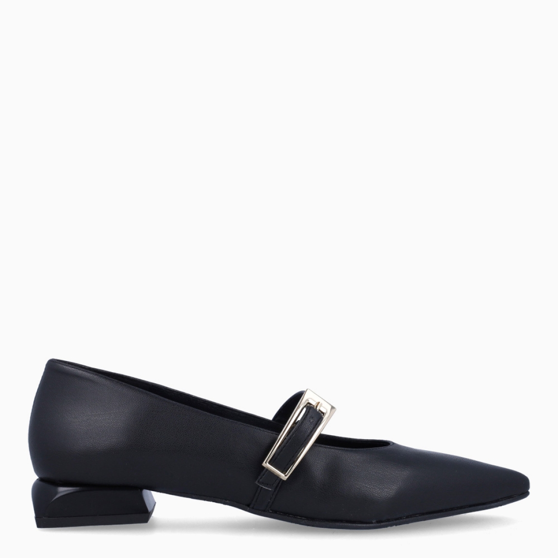 Merceditas de la marca Itse, modelo MICAELA. Exterior en piel color negro con punta lápiz. Cierre con hebilla plateada en pala. Suela de las merceditas con tacón de 2cm de altura. Estas merceditas Itse MICAELA son unas clásicas, complemento para estilizar tus looks!