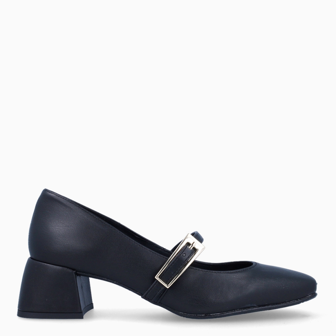 Merceditas de la marca Itse, modelo NATY. Exterior en piel color negro con punta cuadrada. Interior en piel negro. Cierre con hebilla en pala. Suela con tacón de 4cm. Estas merceditas Itse NATY son unas clásicas, ideales para estilizar todos tus looks de temporada!