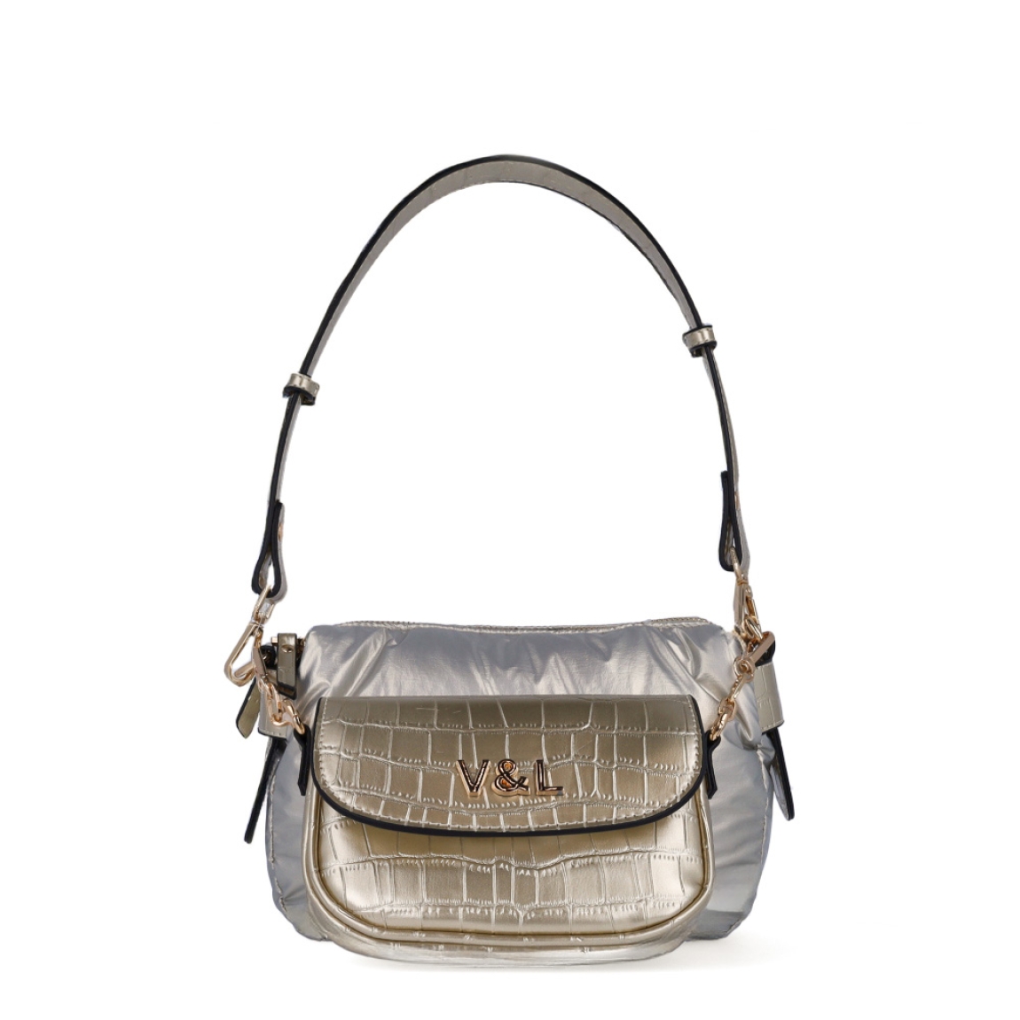 Bolso de la marca Victorio & Lucchino, modelo JULIET. Elaborado en plástico color plata con detalles en dorado y bolsillo desmontable en parte frontal. Interior con compatimentos. Cierre de bolso con cremallera. Bolso con una asa de hombro extraíble para máxima comodidad. Medidas: alto 16cm y ancho 24cm. Este bolso Vitorio & Lucchino JULIET es ideal para esta temporada!