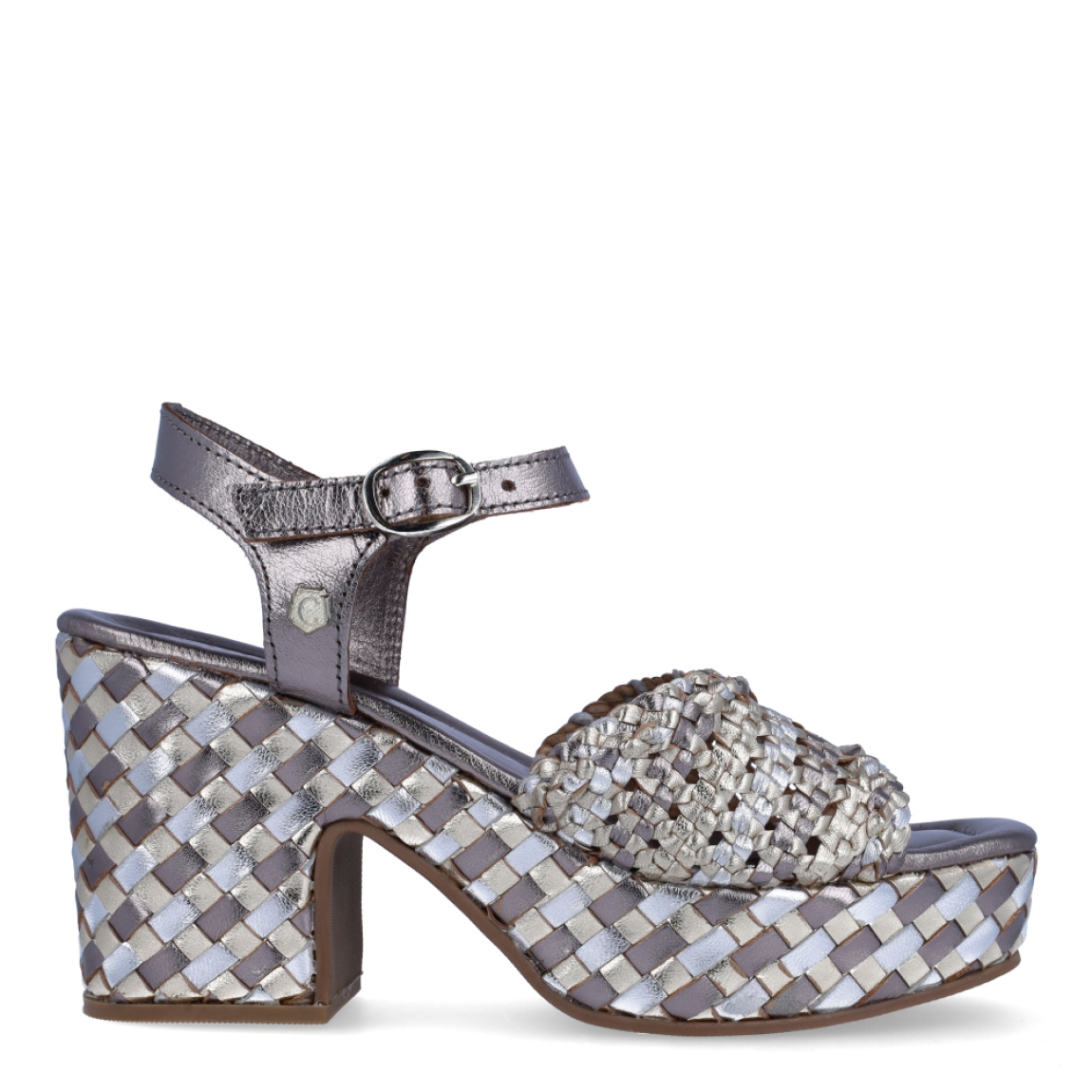 Sandalias de la marca Carmela, modelo SUSAN. Exterior en piel trenzada color platino en tonalidades. Interior en piel color platino. Cierre con hebilla en el tobillo y tacón de 9cm de altura. Estas sandalias Carmela SUSAN son ideales para esta temporada!
