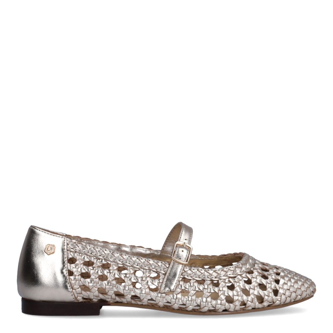 Merceditas de la marca Carmela, modelo IRIA. exterior en piel trenzada color oro. Interior color beig con plantilla acolchada. Cierre con hebilla en la pala y suela plana. Estas merceditas Carmela IRIA son un complemento ideal de estilo y comodidad.