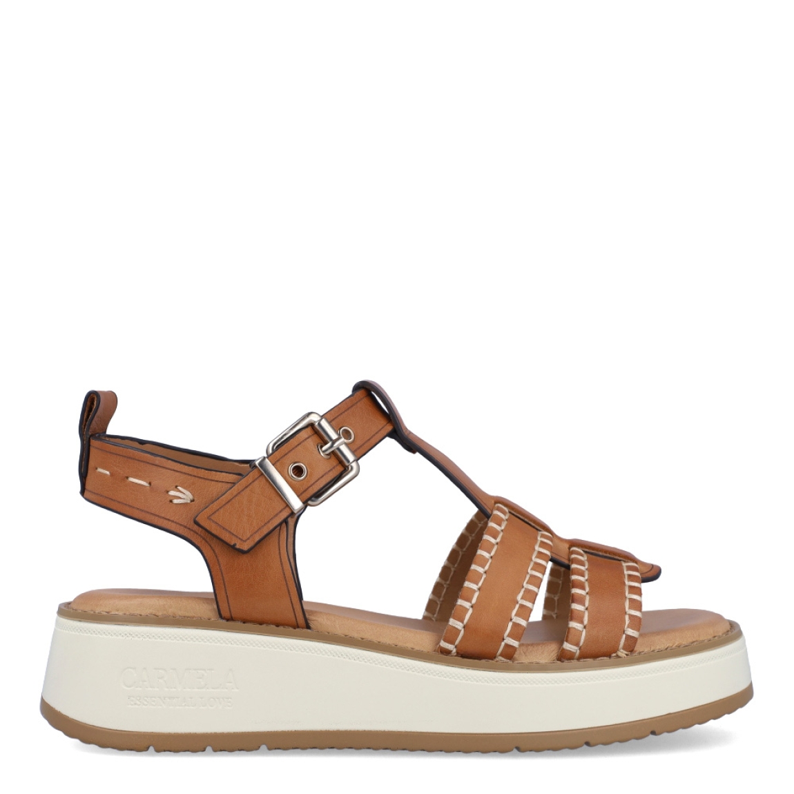Sandalias de la marca Carmela, modelo LION. Exterior en piel color camel con tiras en pala. Interior en piel color nude con plantilla acolchada. Cierre con hebilla en la pala. Sandalias Carmela con cuña de 4cm de altura. Estas sandalias Carmela LION son ideales para gozar de comodidad en tu día a día.